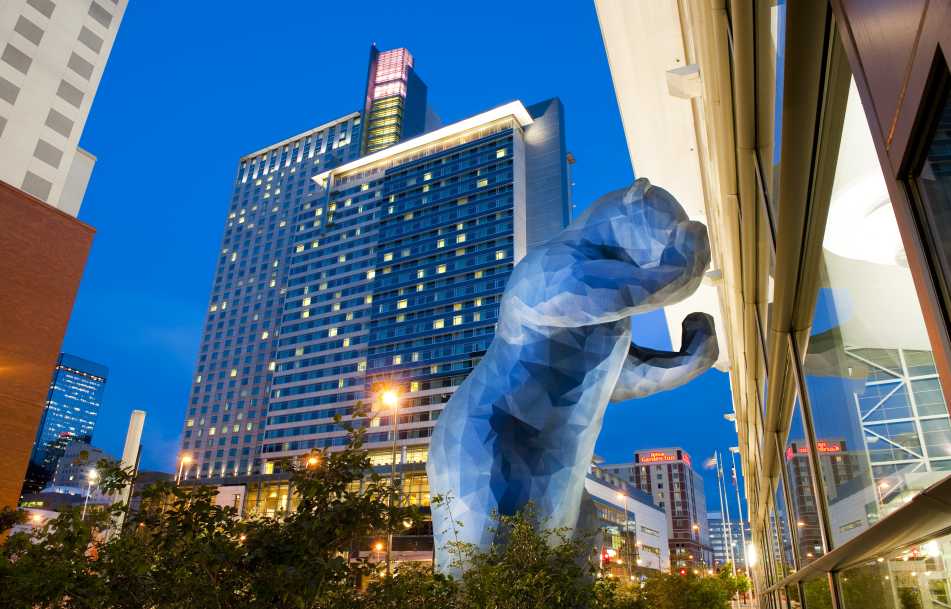 colorado-convention-center-blue-bear-public-art